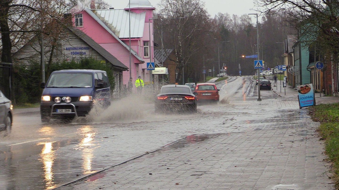 Kreutzwaldi tänaval tekkis sademevee äravooluga tõrge.  2 x arved breidaks