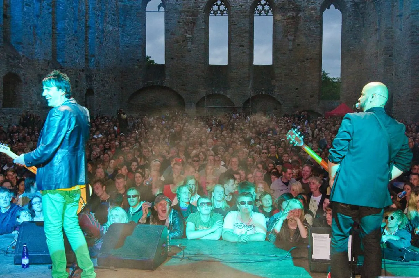 Suvealguse kontserttuuri «Disko pole oluline, punk on põhiline» eestvedajad, ammused sõbrad ja võitluskaaslased Hendrik Sal-Saller (esiplaanil vasakul) ja Mihkel Raud kütsid Pirita kloostri varemetes rahva kuumaks.