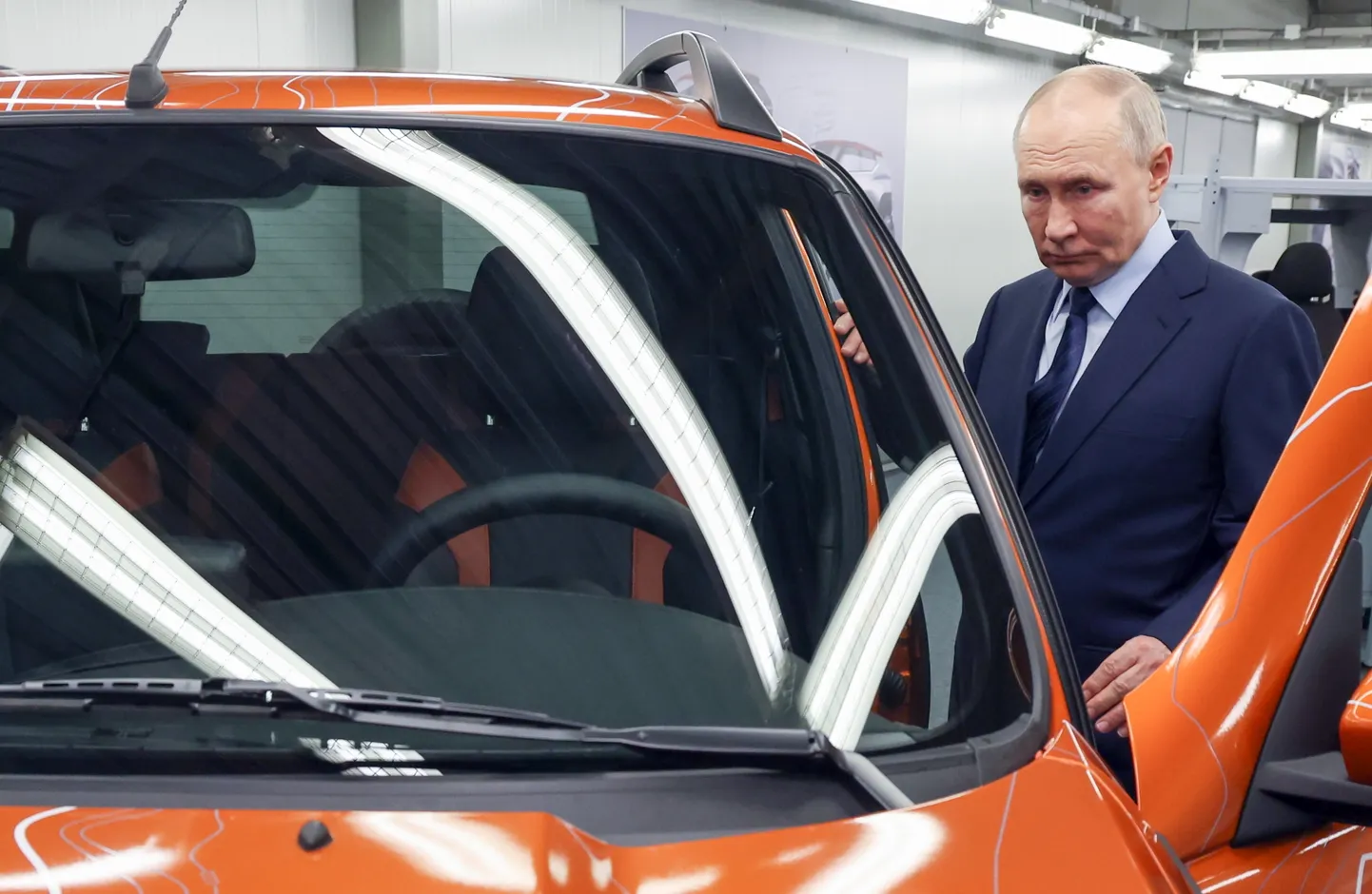 Venemaa president Vladimir Putin 28. jaanuaril  AvtoVAZi Togliatti tehases Lada e-Niva Traveli uut linnamaasturit uurimas.