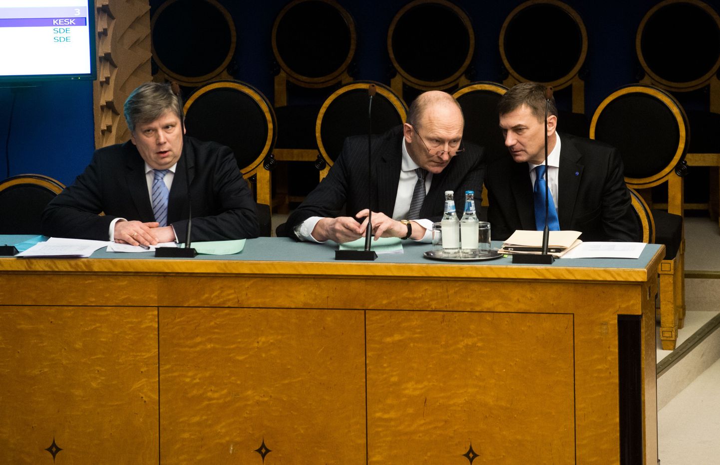 Министры Сийм-Валмар Кийслер, Яак Аавиксоо и Андрус Ансип присутствуют на заседании Рийгикогу.