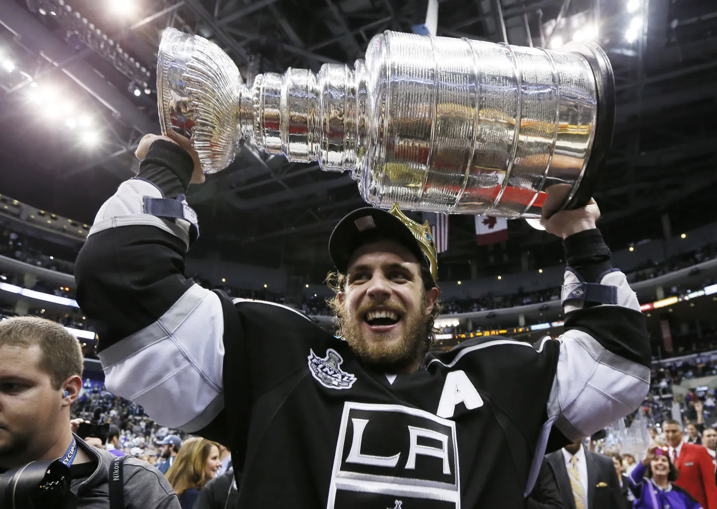 Los Angeles Kingsi mängija Anže Kopitar Stanley karikaga.