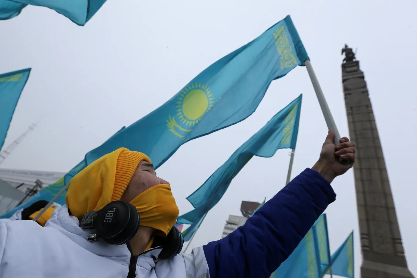 Человек с флагом Казахстана. Фото иллюстративное.