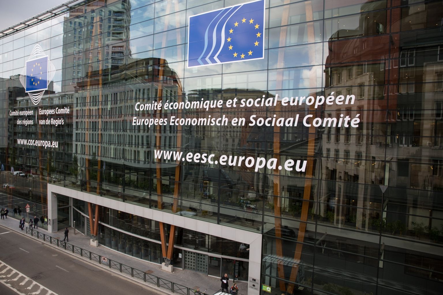 Euroopa Majandus- ja Sotsiaalkomitee maksab mõjuka portaali andmeil suuri töölähetuste hüvitisi ka neile inimestele, kes elavad ja töötavad püsivalt Brüsselis.