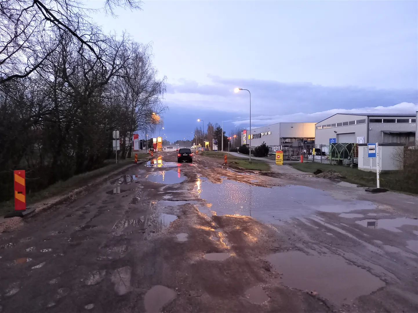 Kolmapäeva õhtul pärast vihmasadu oli tee seisund Valgas Pika-Tartu ringristmiku ehitusel üpris kehv.