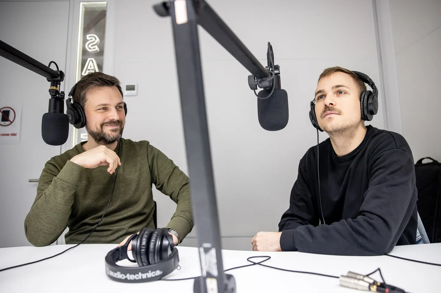 Ansambel Põhja Konn. Vasakul Lauri Metsvahi, paremal Valter Soosalu. Pildilt puudub Kristen Kütner.