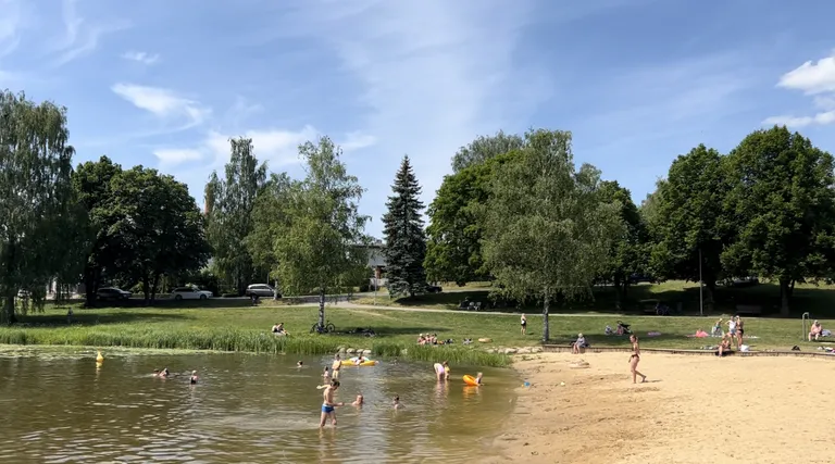 Kohalikud eelistavad päevitamiseks pigem Paala järve randa
