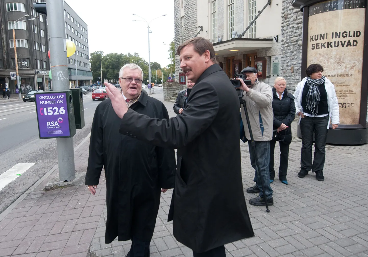 Linnapea Edgar Savisaar ja abilinnapea Taavi Aas Pärnu maanteel Eesti Draamateatri juures valgsufoori sisse lülitmas.