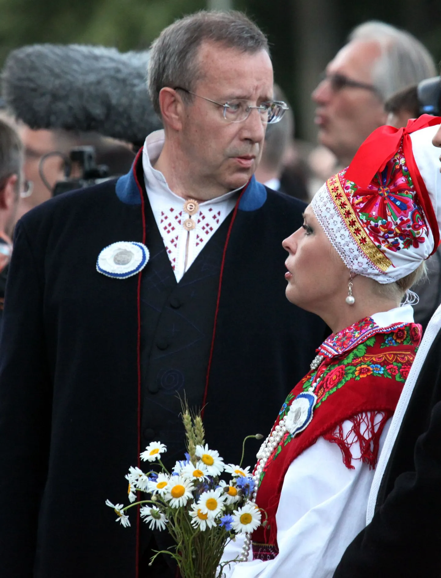 Mulgid Toomas Hendrik Ilves ja Evelin Ilves laulupeol