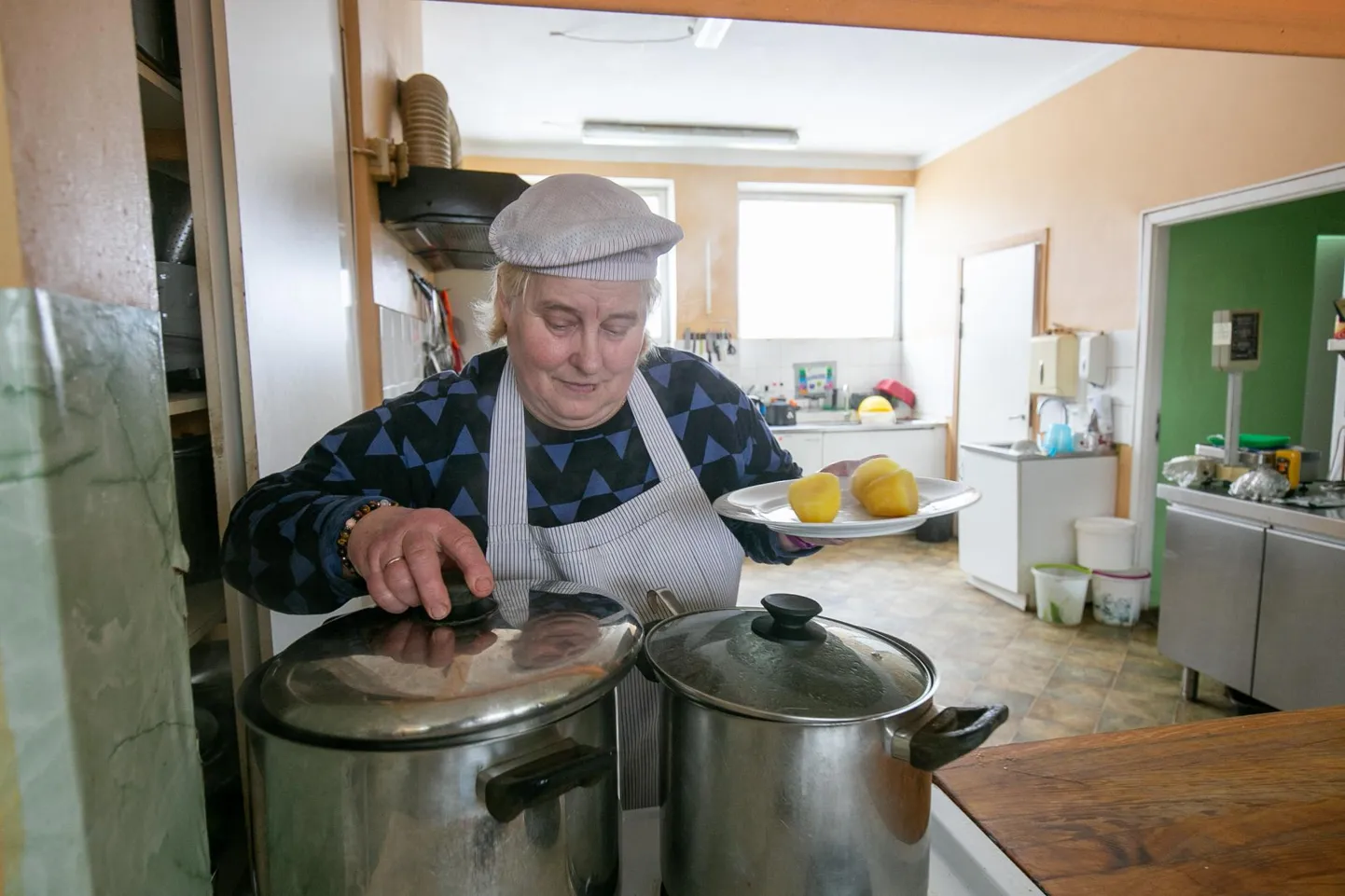 Reet Kross on oma söögikoha varustaja, kokk, klienditeenindaja ja koristaja. Road on seal odavad ja maitsvad.