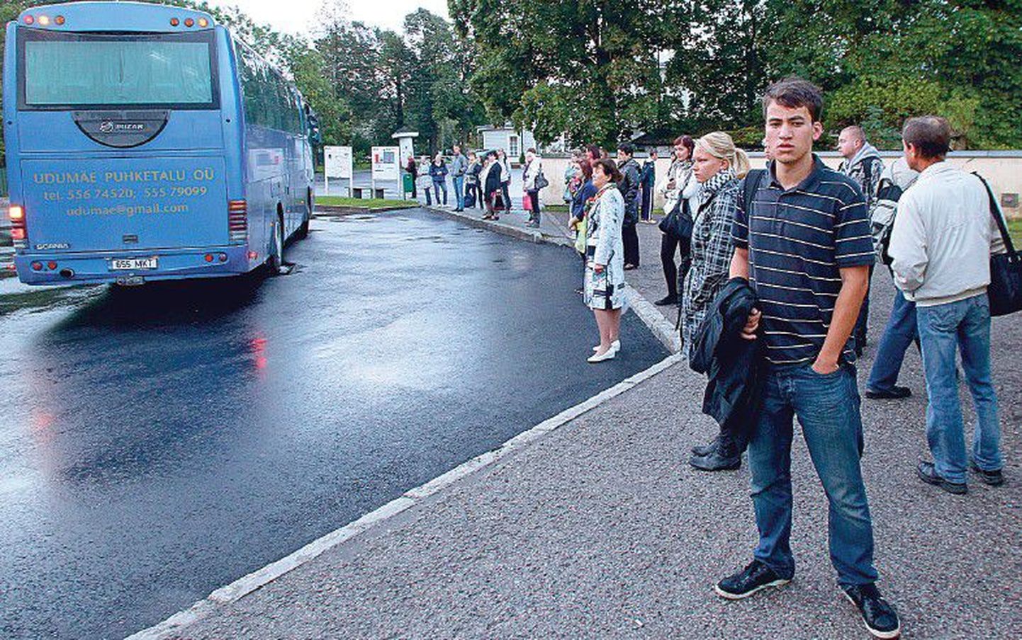 Десятки желающих добраться до столицы вчера утром вновь остались с носом — автобус уехал, а они в него не поместились. Придется ждать следующего автобуса и надеяться на лучшее.