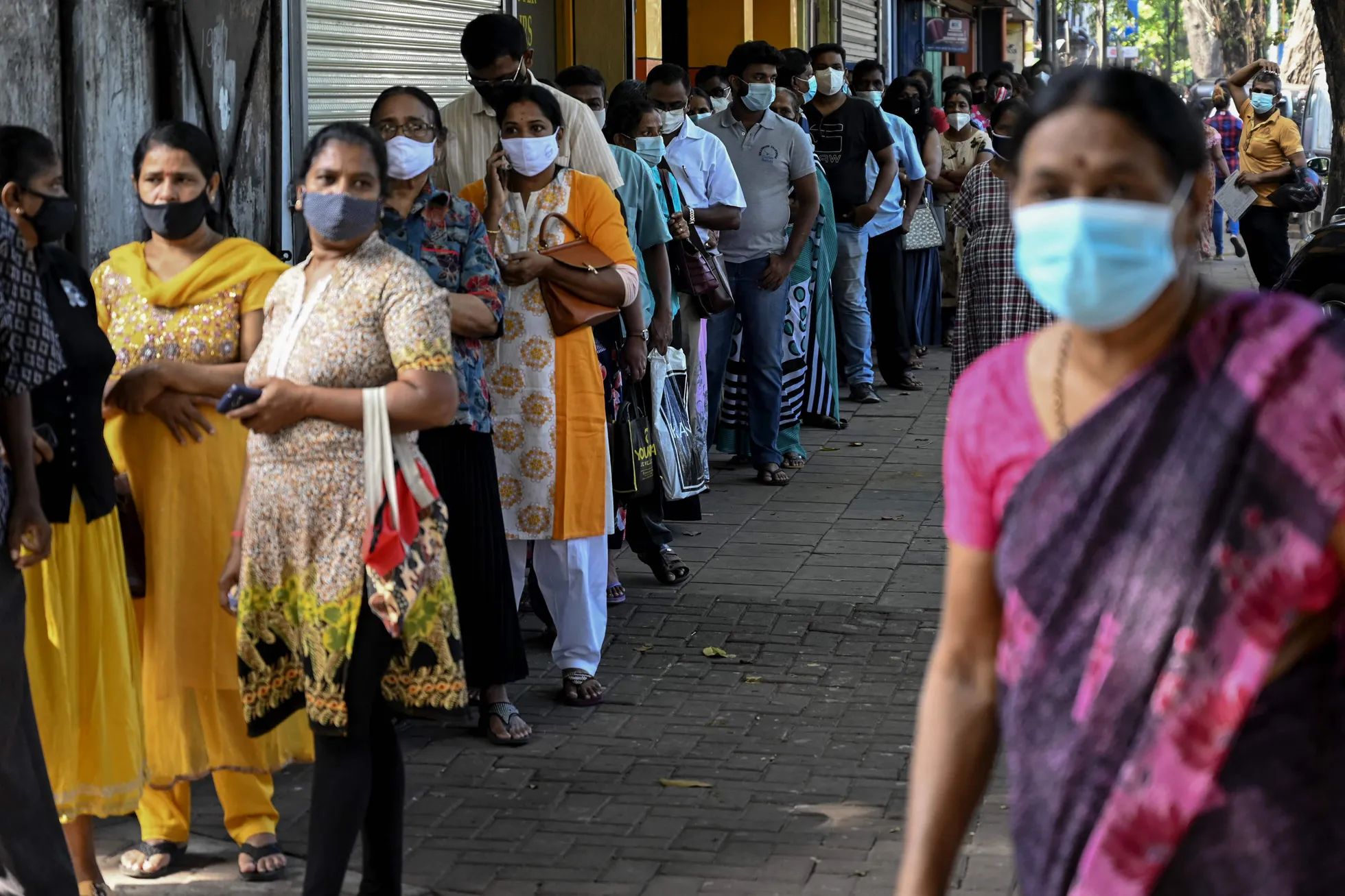 Inimesed seisavad Sri Lanka suurimas linnas Colombos järjekorras, et registreerida vaktsineerimisele.