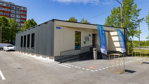 Tallinna Lasnamäele avati bussijuhtidele uus kaasaegne lõppjaam
