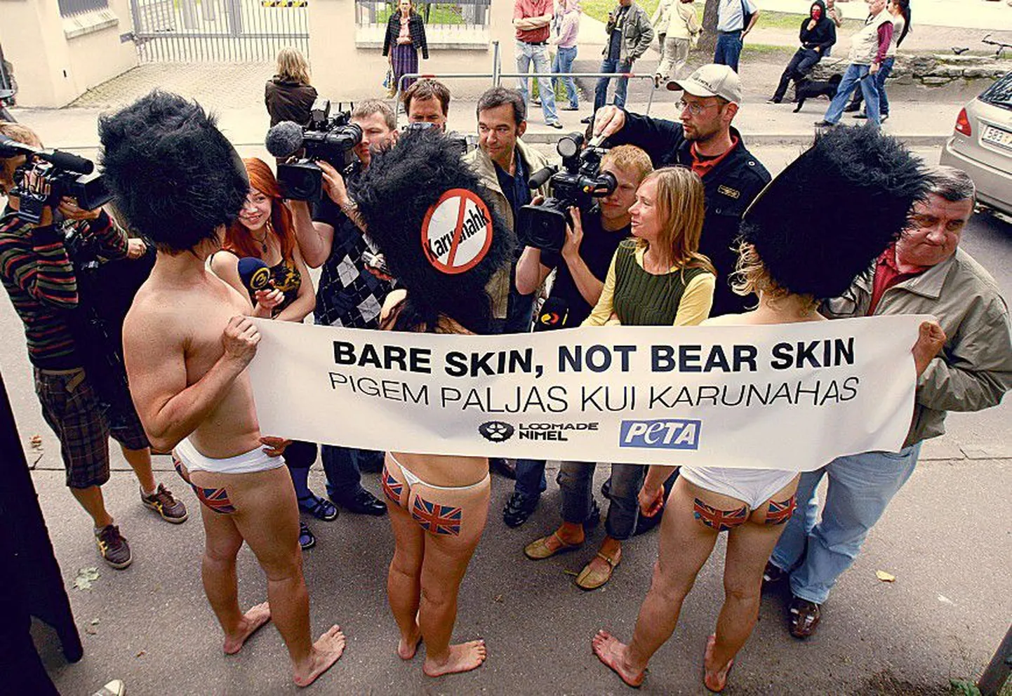 В июне прошлого года защитники животных из Великобритании устроили нудистский пикет перед посольством в Таллинне. На плакате «Лучше ходить голым, чем в медвежьей шкуре» значились логотипы движений PETA («Люди за этическое отношение к животным») и Loomade Nimel.