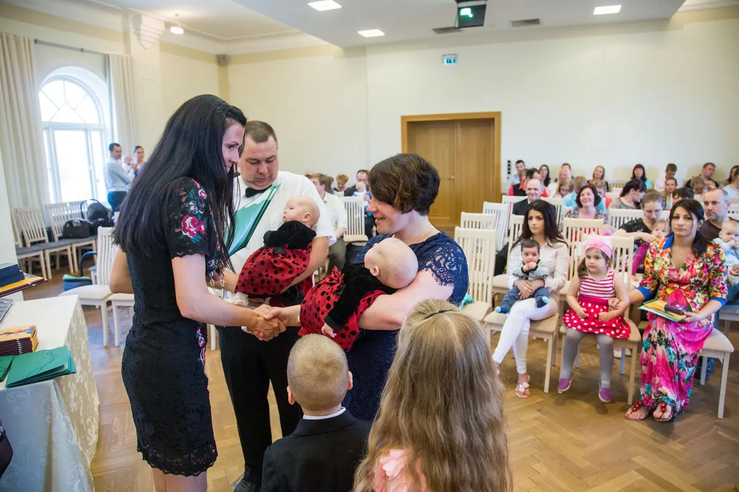 Paide linnapea kevadvastuvõtul tõmbasid oma armsate täpiliste kleitidega endale tähelepanu kaksikõed Ami ja Els Vors, kes sündisid aasta algul perre kolmanda ja neljanda lapsena.