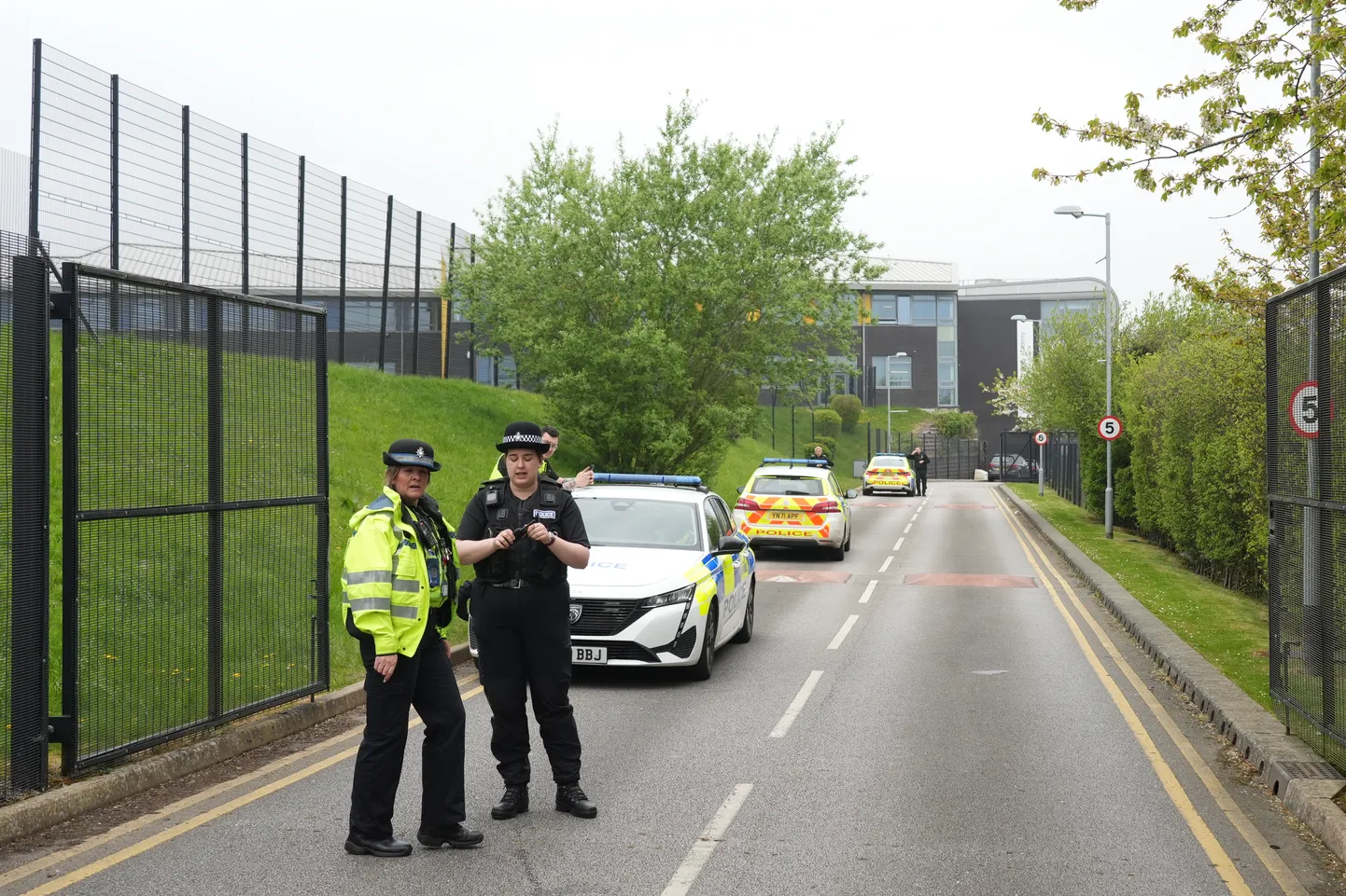 Полицейские в общественном колледже Бирли в Шеффилде, Англия.