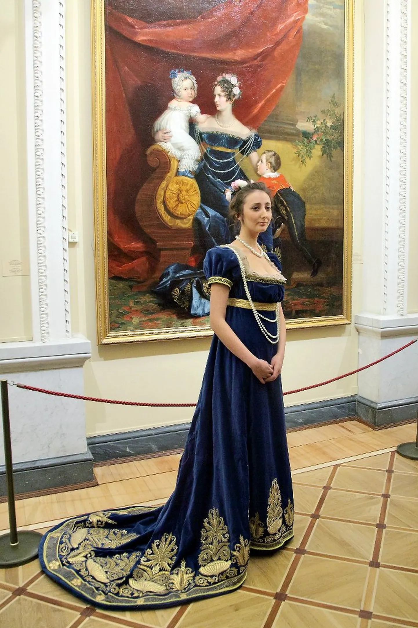 Stiilinäide. Peterburi moodsa aja tüdruk seisab tsaarinna Aleksandra Fjodorovna portree ees, kandes tema kleidi koopiat.