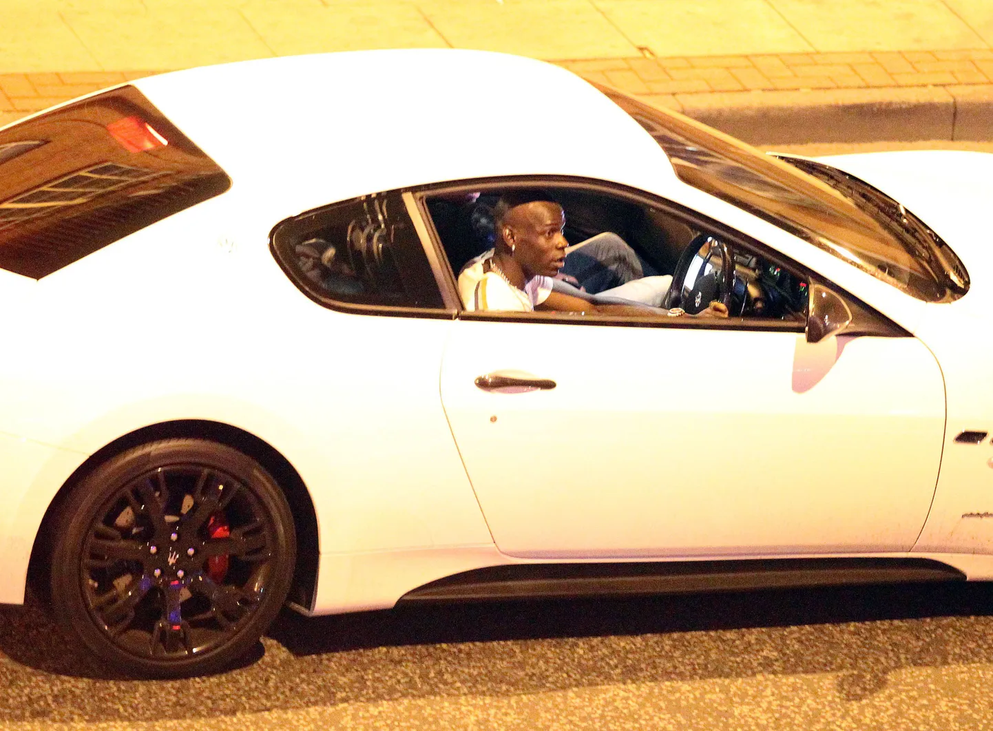 Mario Balotelli oma valget Maseratit juhtimas.