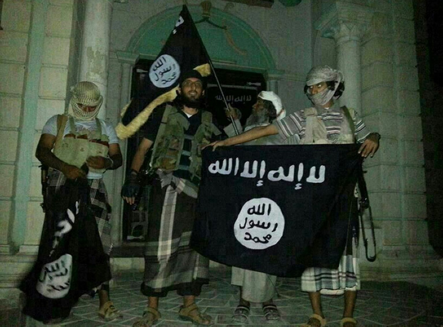 Jeemeni Al-Qaeda võitlejad koos oma lipuga.