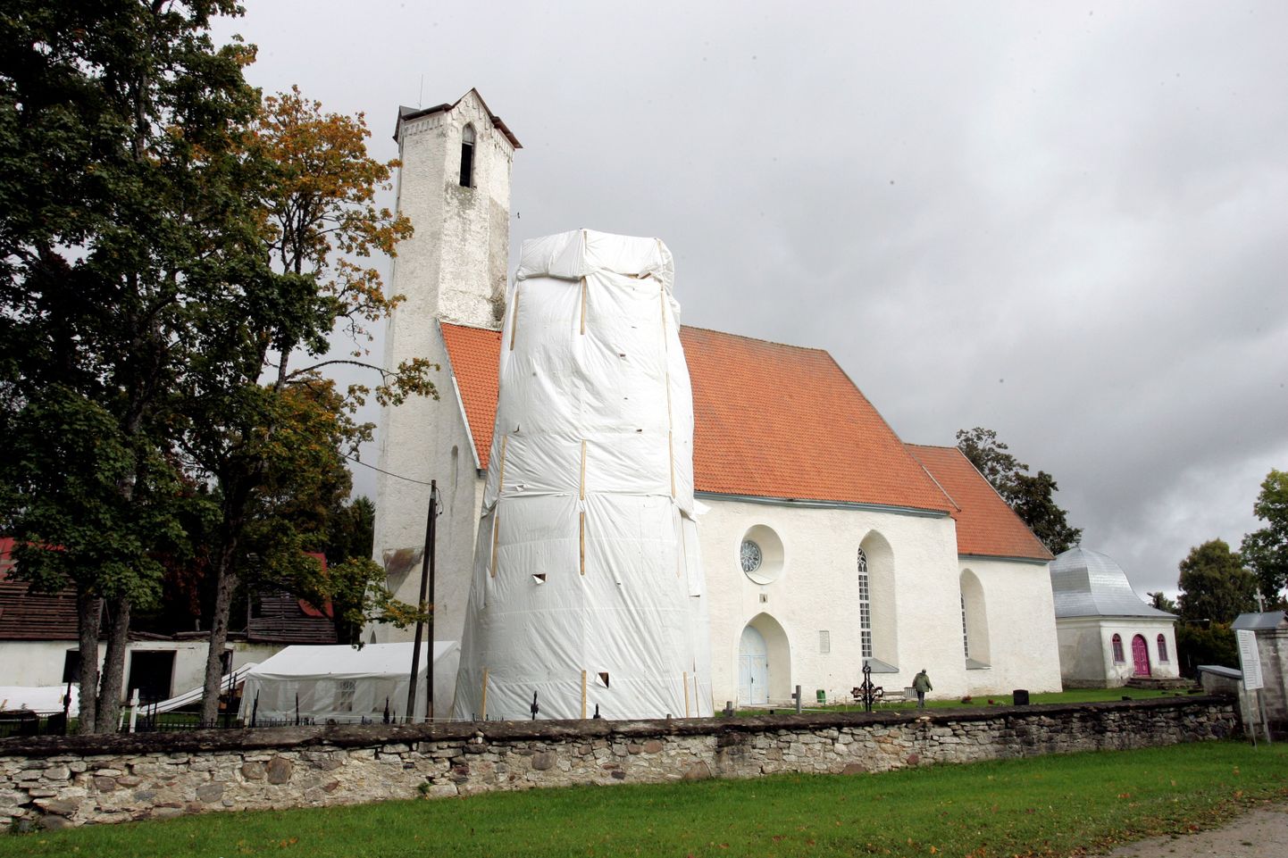 2010. aasta augustitormis tornikiivri kaotanud Väike-Maarja kirik.