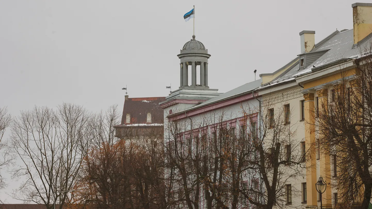 Здание городского управления и городского собрания Нарвы на Петровской площади.