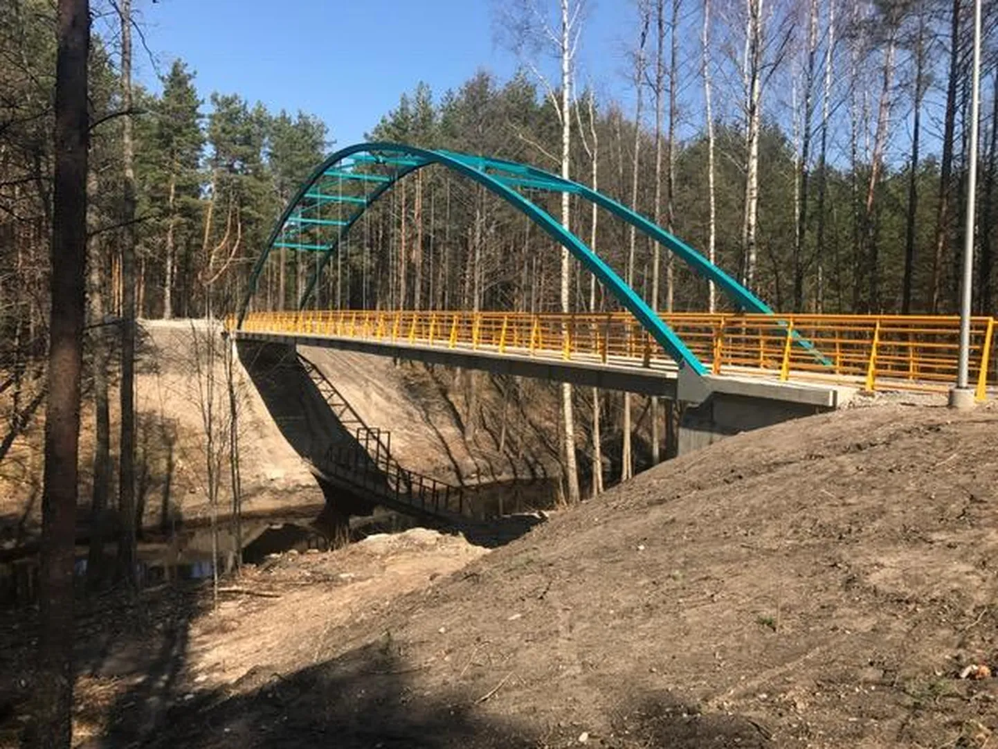 Uulu ja Pärnu vahele rajataval kergliiklusteel üle Ura jõe ehk Uulu kanali ehitatud silda ootab ees viimistlemine ja teed asfaltimine.