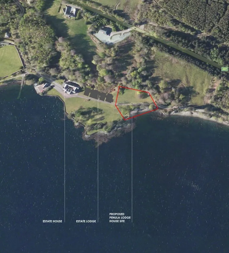 Satelliidipilt Šotimaast Wester Rossist, millel on näha Dubai valitsejale kuuluvat maad ja seal juba olevaid hooneid ning paika (punasega), kuhu tahetakse veel maju ehitada
