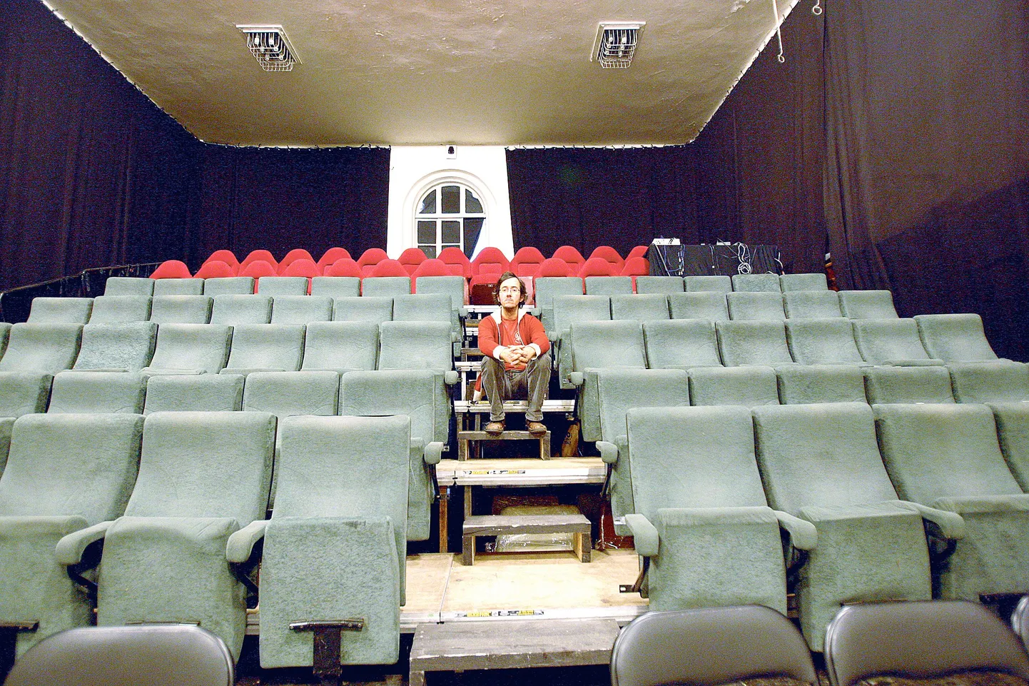 Ivar Põllu juhtida on Uus Teater, mis tegutseb Lai 37 hoones ja mille publiku istmed on reastatud väga järsu tõusuga.