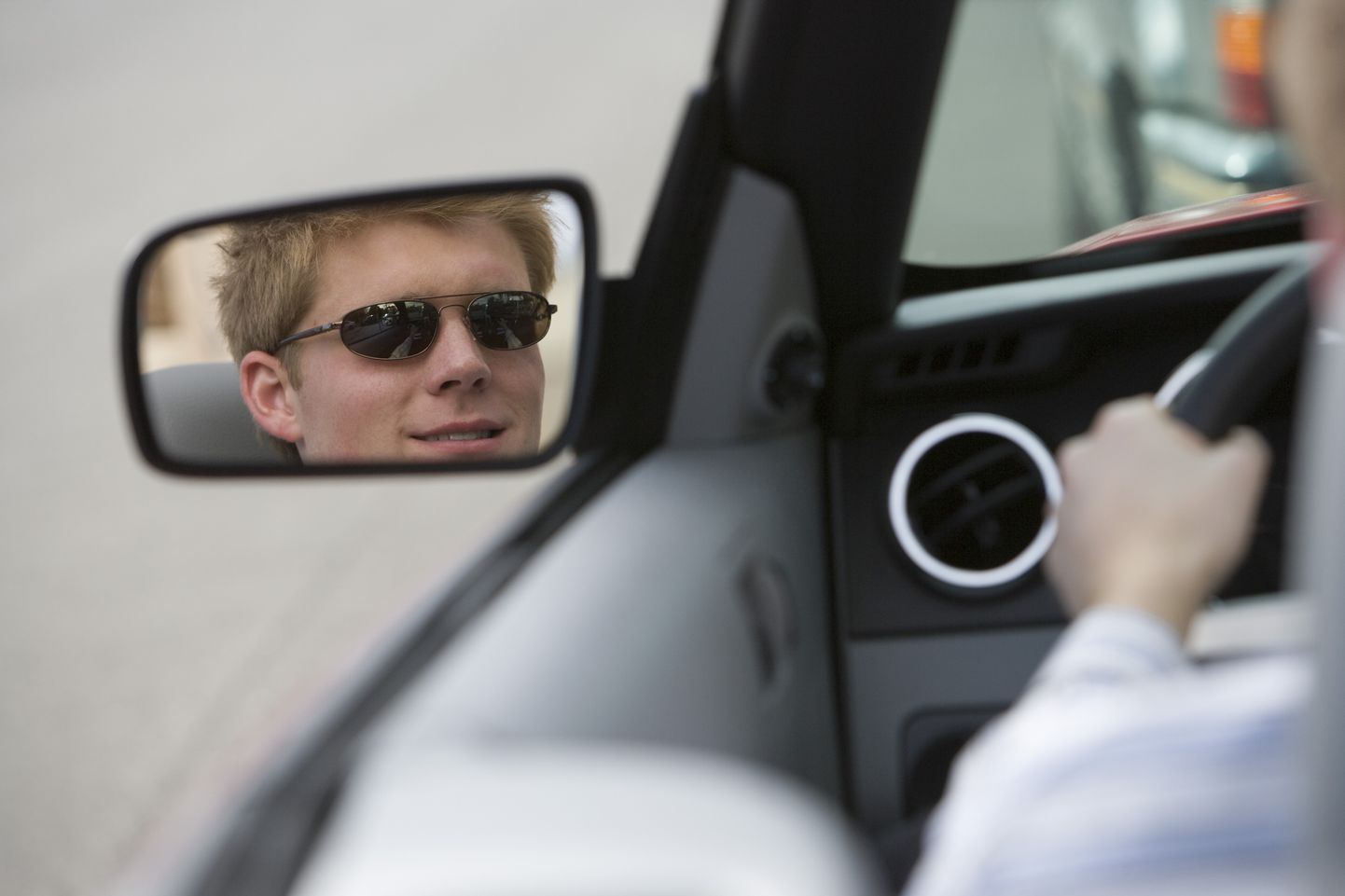 Autovadītājs ar saulesbrillēm