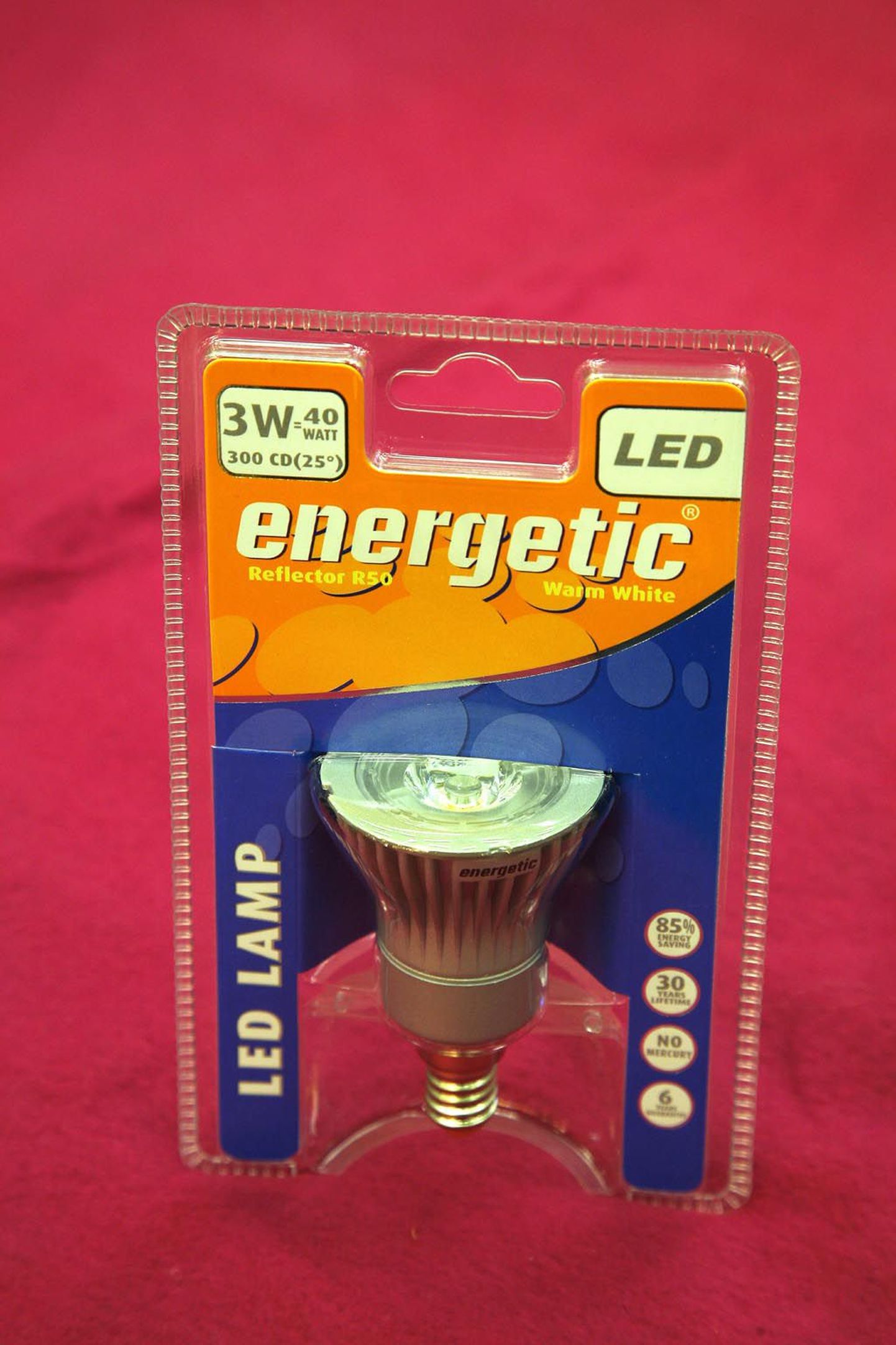 Moodne kolmevatine LED-pirn vastab 40vatisele hõõgpirnile ja sellel on kuueaastane garantii.