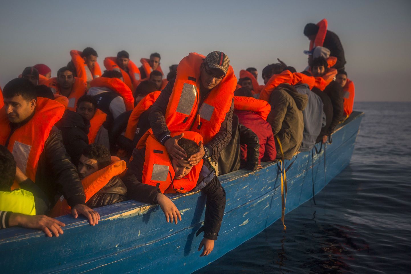Liibüa rannikust 14 meremiili kaugusel neljapäeval päästetud Aafrika ja Aasia riikide sisserändajad ning põgenikud.