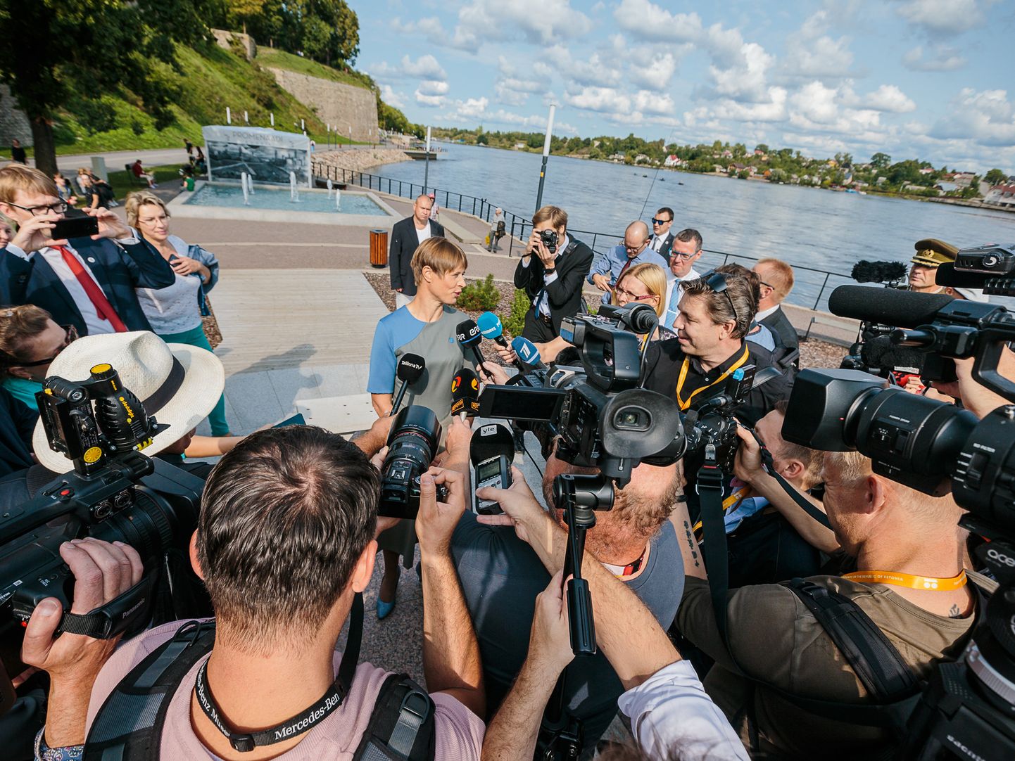Augustis oma esimest töönädalat Ida-Virumaal alustanud president Kersti Kaljulaid on Narva jõepromenaadil ajakirjanike piiramisrõngas. Presidendi sõnumid ja pikem kohalolek Ida-Virumaal tõid ohtralt positiivset tähelepanu kogu maakonnale.
