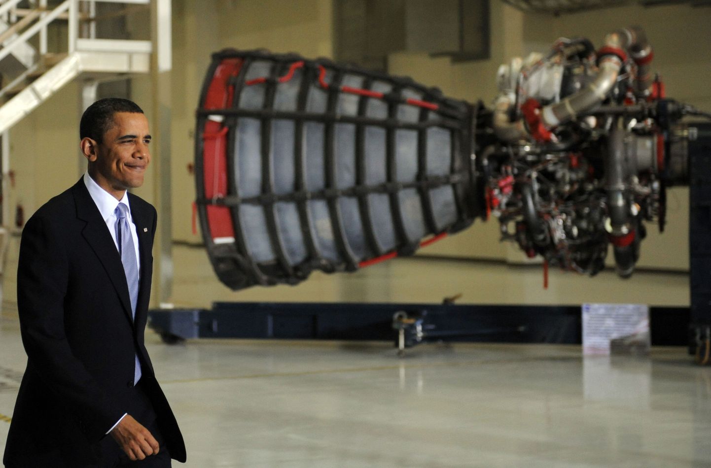 USA president Barack Obama kõndimas mööda süstikumootorist NASA Kennedy kosmosekeskuses Floridas.