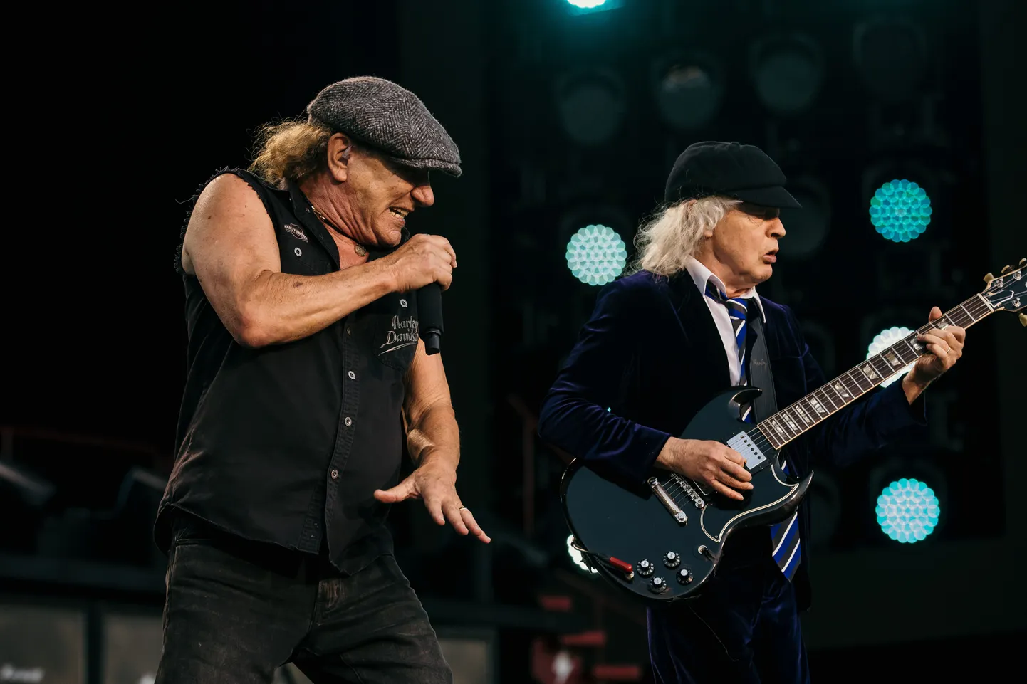 ARVUSTUS AC/DC kahe ja poole tunnine kontsert Tallinna lauluväljakul ...