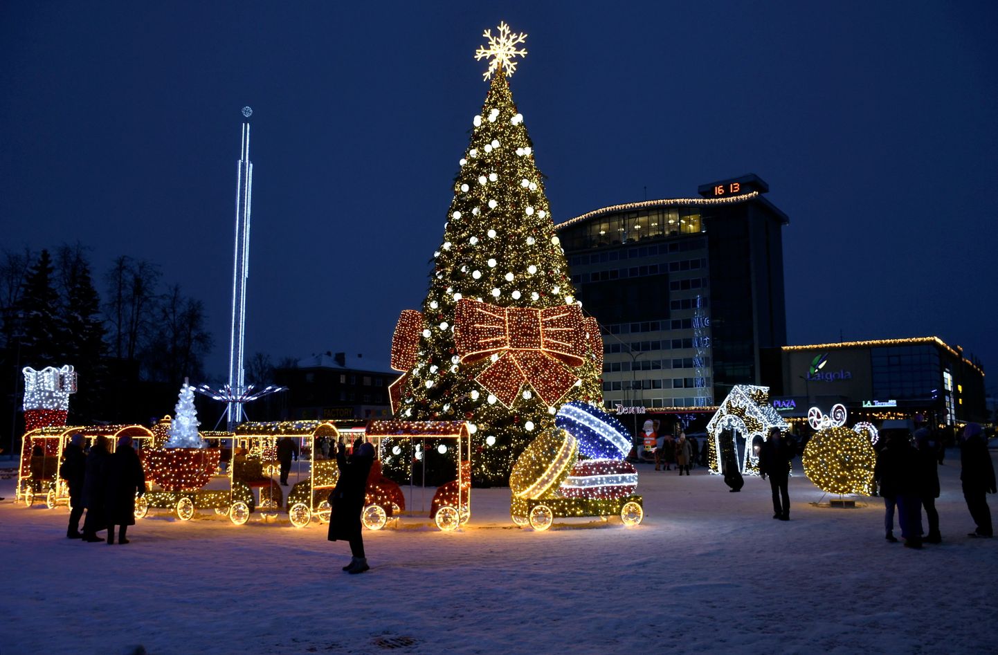 Ziemassvētku egle Vienības laukumā Daugavpilī.