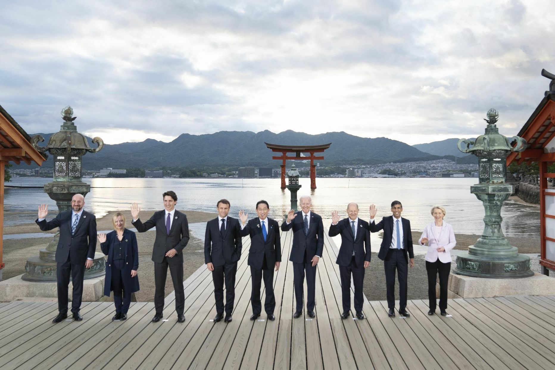 G7 tippkohtumisele kogunenud juhid Itsukushima pühamu juures.