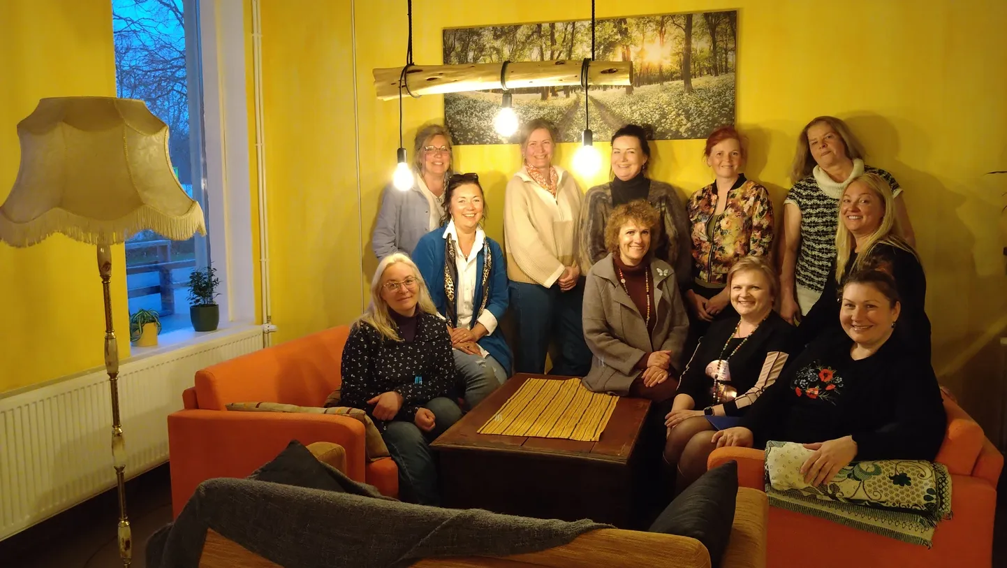 NAISTEKLUBI FOOKUS: Tagumises reas vasakult Kai Lember, Krista Parsons, Maarika Parika, Margit Saar, Kadri Tali. Esimeses reas vasakult Riin Ling, Aira Meos, Marve Kumpas, Maarja Kumpas, Ursula Piirsalu ja Annely Holm. Fotolt puuduvad Gea Promet ja Iige Laes.