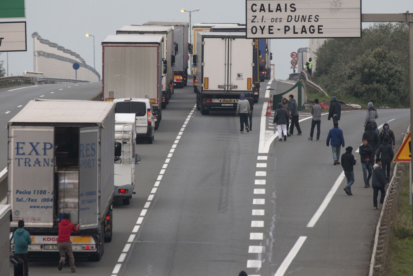 Prantsusmaal Calais’s on tuhandeid Aasiast ja Aafrikast pärit migrante, kes loodavad Eurotunneli kaudu Suurbritanniasse pääseda, peites end veoautode koormasse.