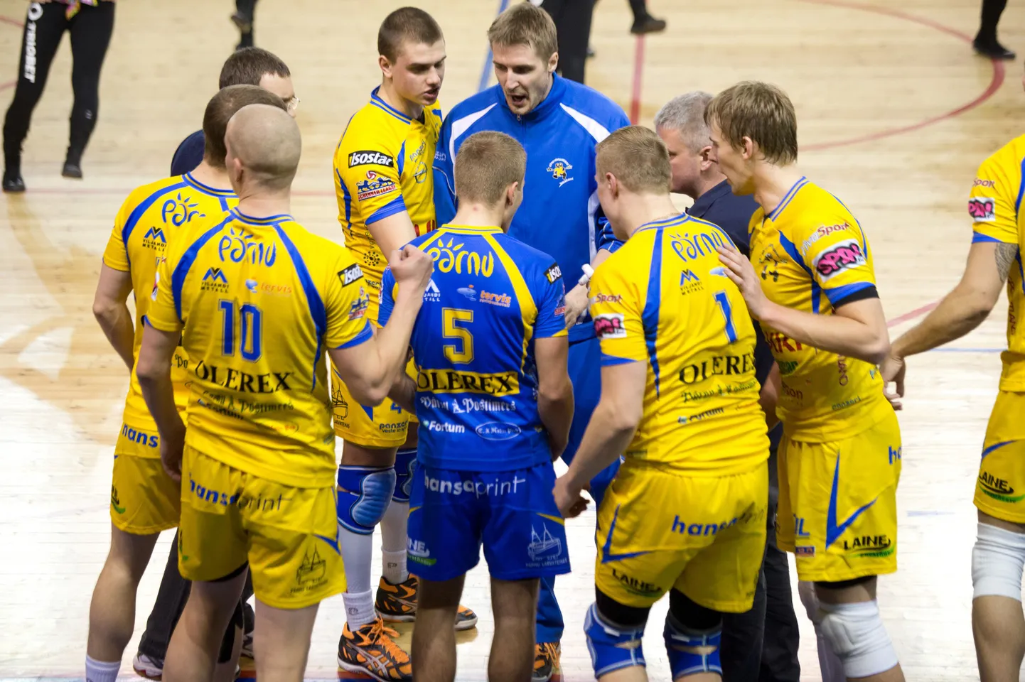 VK Pärnus võrkpallimeeskond tänases kohtumises.
