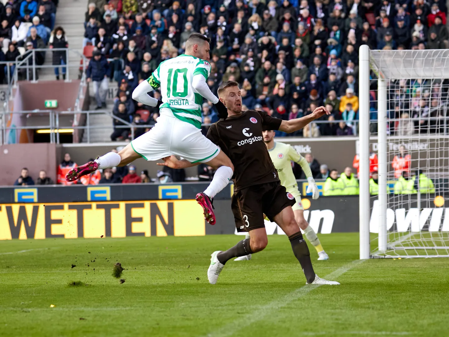 Karol Mets (tumedas) on St. Pauli kaitse üks tugisambaid.