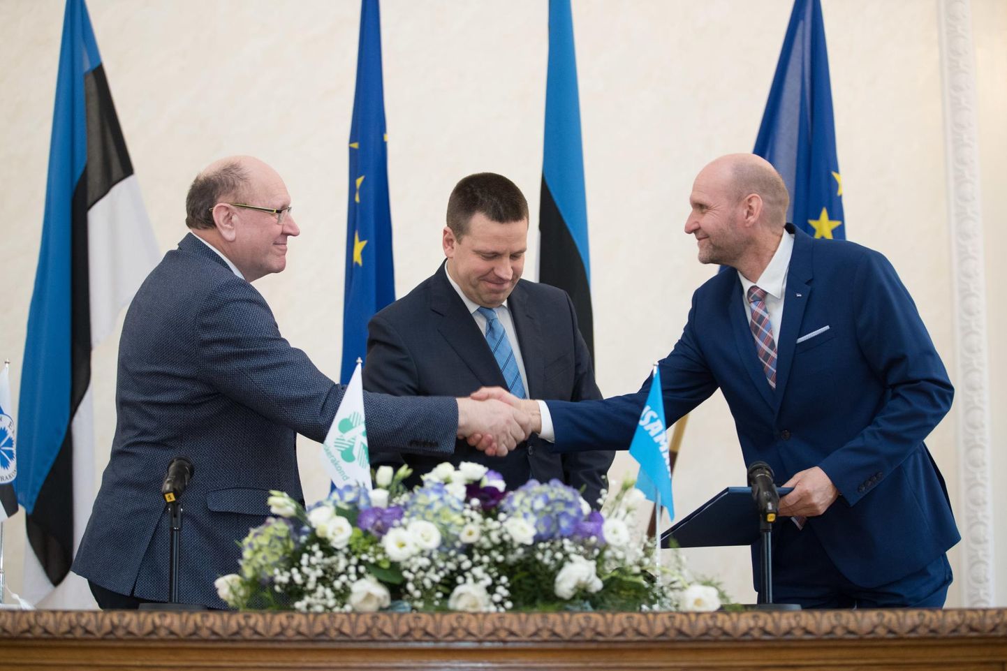 Chairman of Estonia's Center Party Juri Ratas, chairman of the Estonian Conservative People's Party (EKRE) Mart Helme and chairman of Isamaa Helir Valdor Seeder signed a coalition agreement.