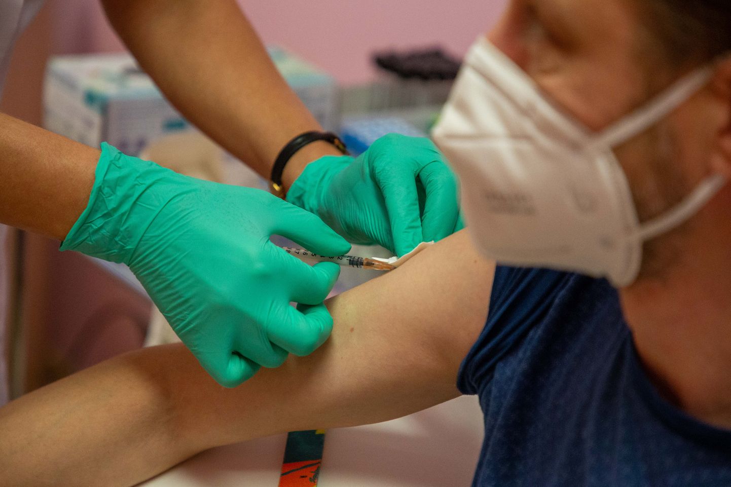 Eestis on COVID-19 vastu vaktsineerimisi tehtud 35 905 inimesele, kaks doosi on saanud 17 519 inimest.