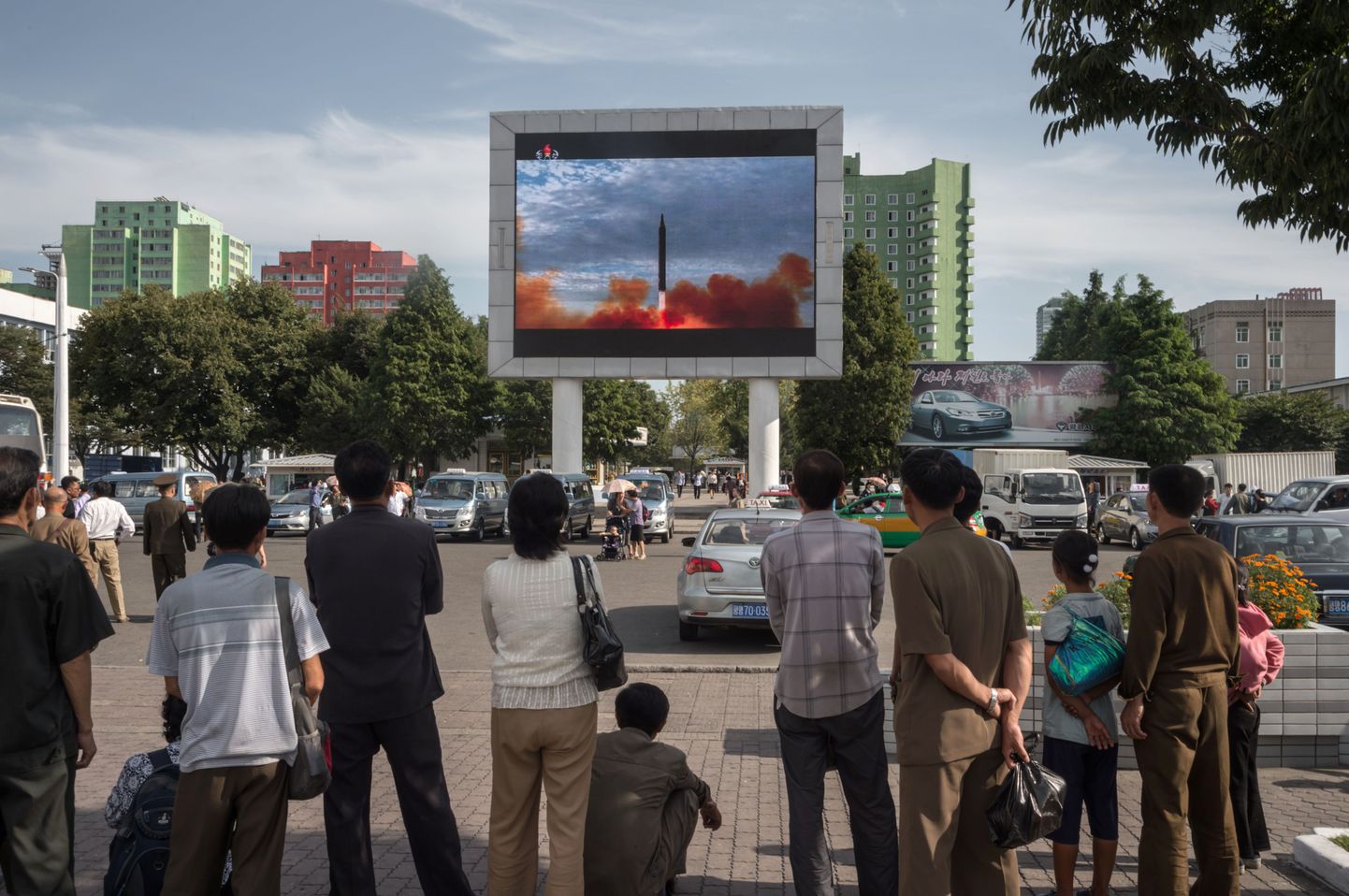Rahvas Pyongyangis eilset uudist jälgimas.