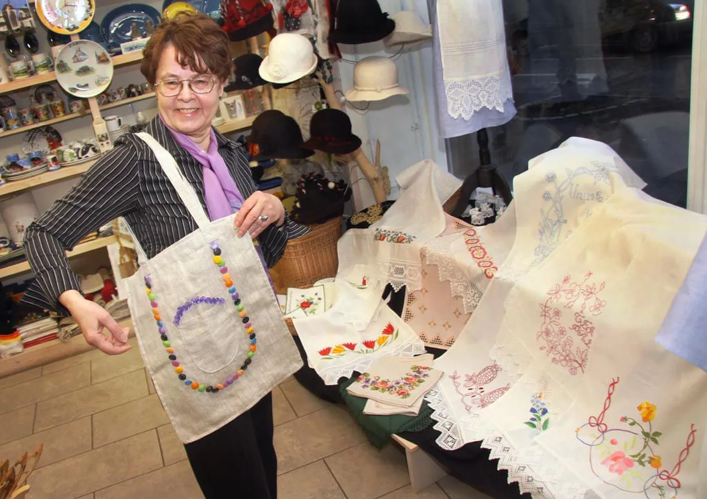 “Noortele ja keskkonnasäästlikele tarbijatele,” ütleb Pärnu käsitöösalongis müüginäituse avanud Helga Koger nööpidega kaunistatud kotti demonstreerides.