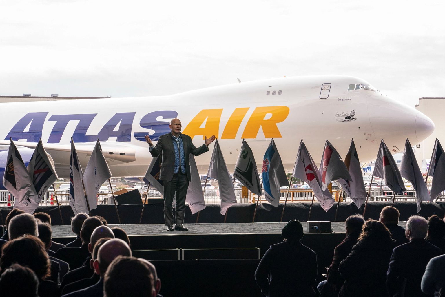 USA lennukitootja Boeingu peadirektor Dave Calhoun esineb pidulikul tseremoonial, millega tähistati viimase Boeing-747 lennuki üleandmist Everetti tehases.