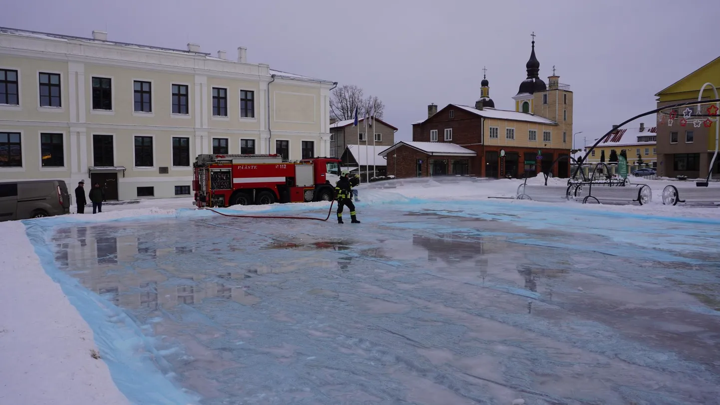 Võru keskväljakul on päästeamet kastnud uisuväljakut juba mitme kihi veega.