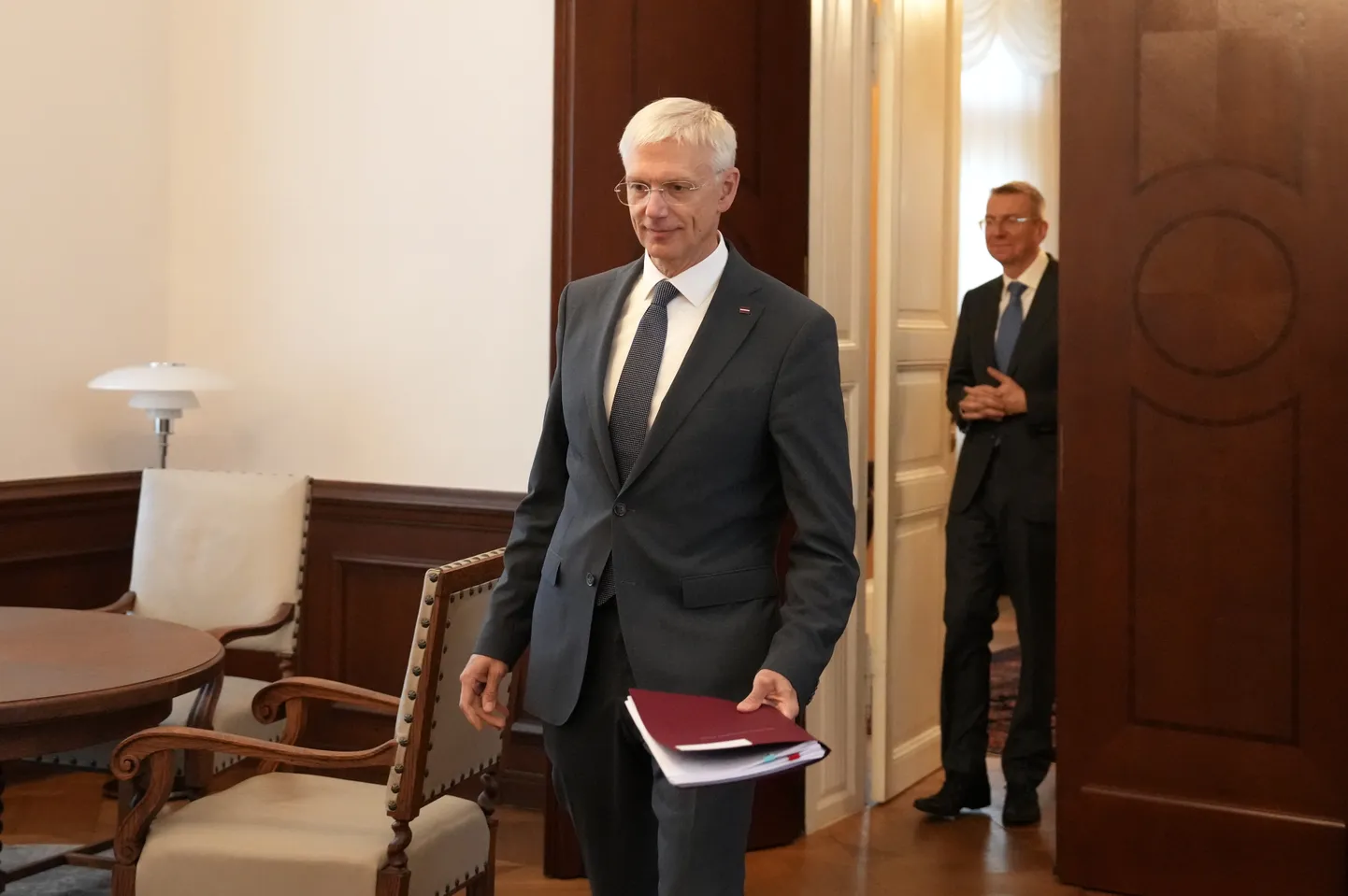 Partijas "Jaunā vienotība" pārstāvis, Ministru prezidents Krišjānis Kariņš ierodas uz tikšanos ar Valsts prezidentu Rīgas pilī, kur pārrunās līdzšinējo valdības veidošanas sarunu gaitu.