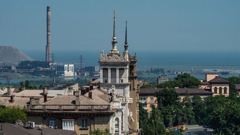 Вид на центральный район Мариуполя, Азовское море и завод "Азовсталь"