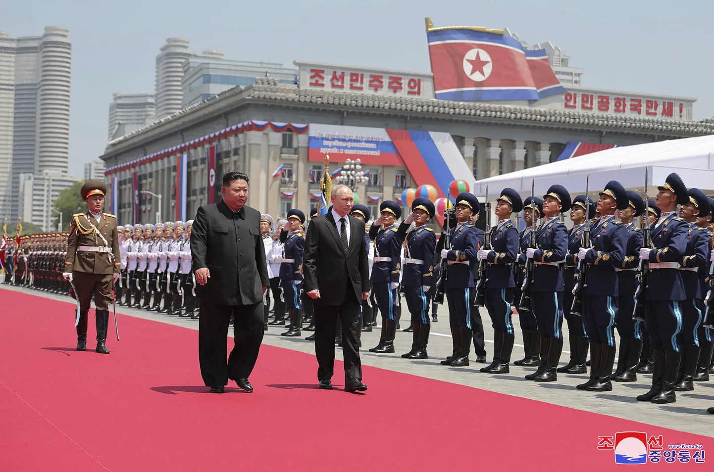 Putin külastas 20. juunil 2024 Põhja-Koread. Venemaa lootus saada sõja jätkamiseks jätkuvalt relvatarneid on ajanud ärevile Lõuna-Korea. Venemaa keskendub kahe riigi vahel valides oma lühiajalistele eesmärkidele. (Korean Central News Agency / Korea News Service via AP)  KNS802