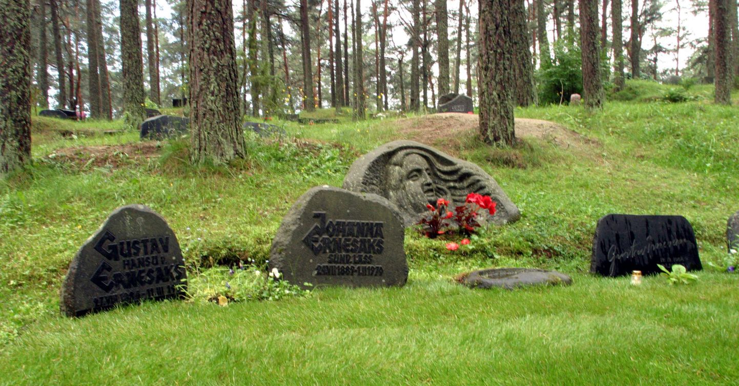 Gustav Ernesaksa viimne puhkepaik Metsakalmistul.