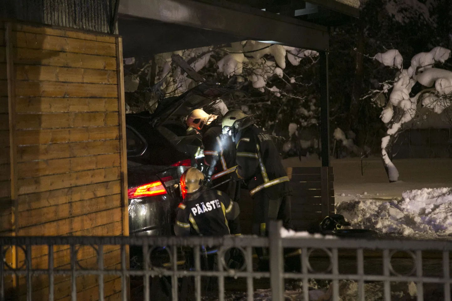 Nõmmel süttis auto rikke tõttu Allar Levandi garaaž.